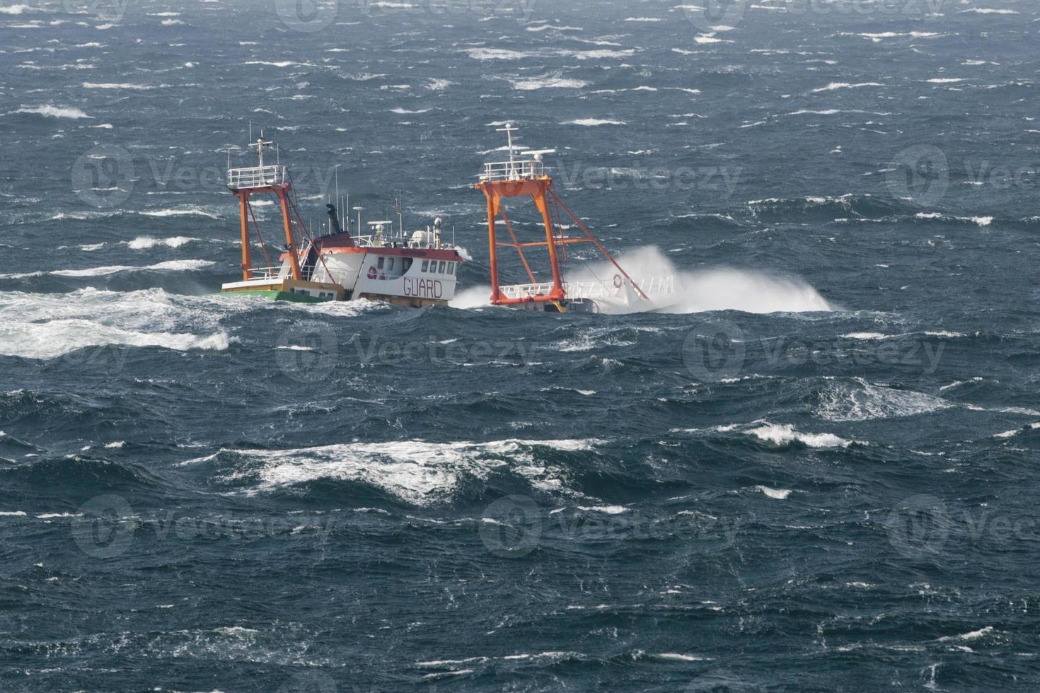 navire dans la tempête photo