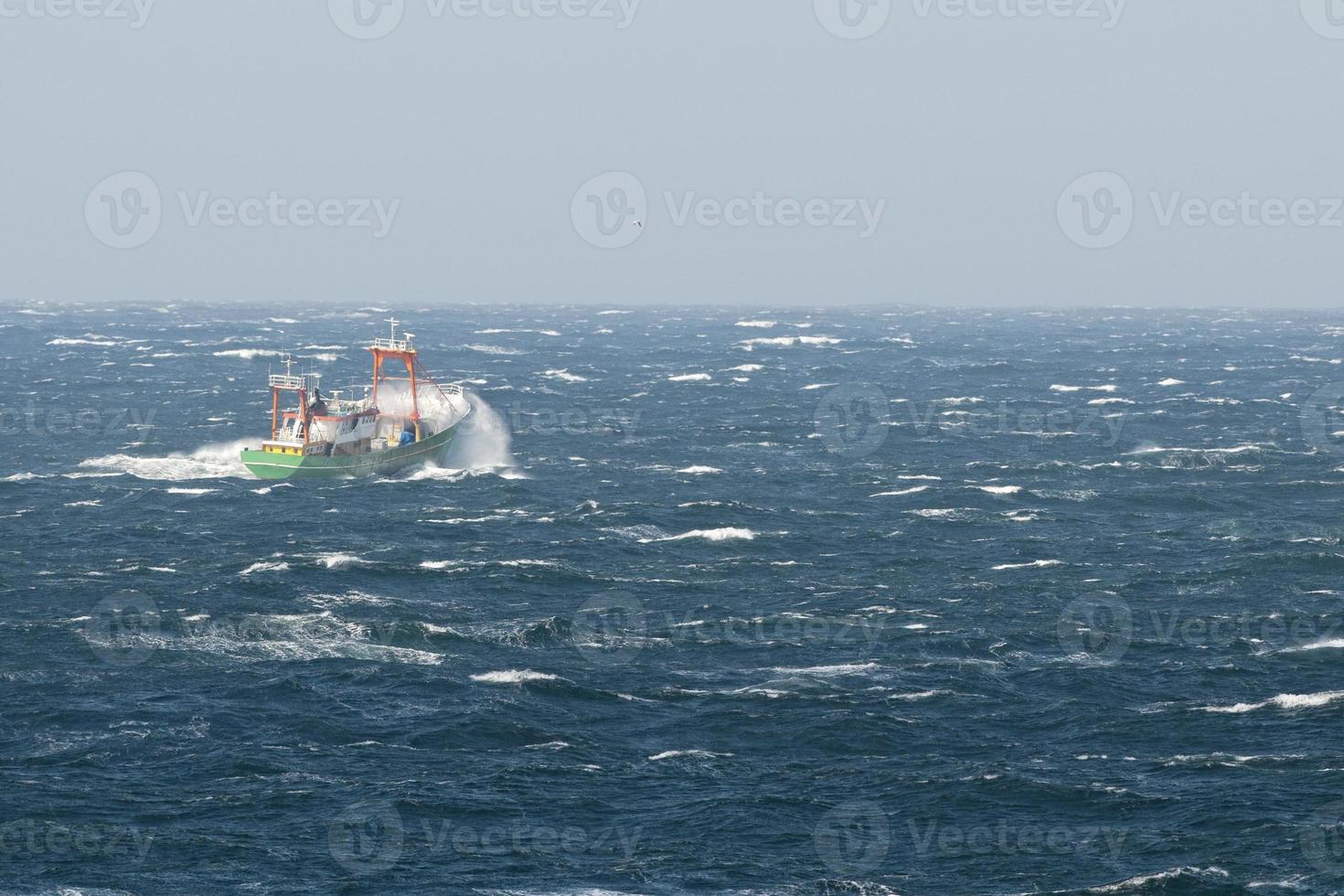 navire dans le gros vagues de le Arctique océan tempête photo