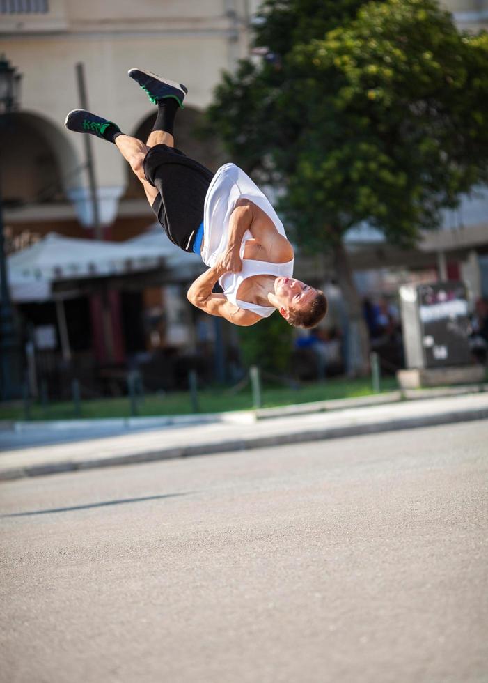 homme faisant des tours acrobatiques dans une rue de la ville photo