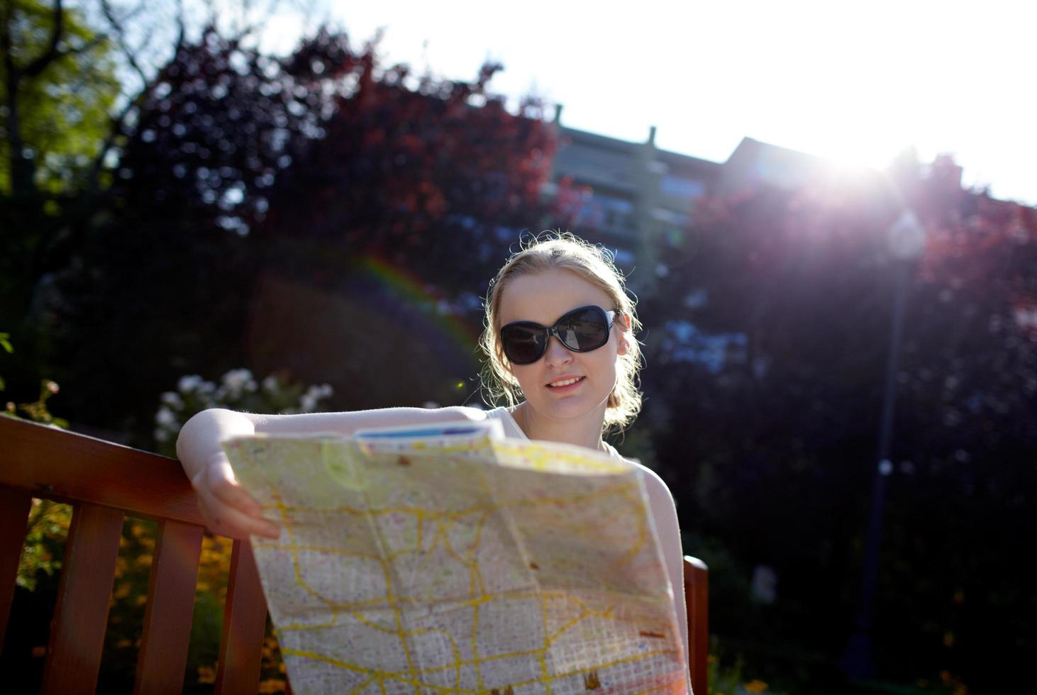 femme avec une carte photo