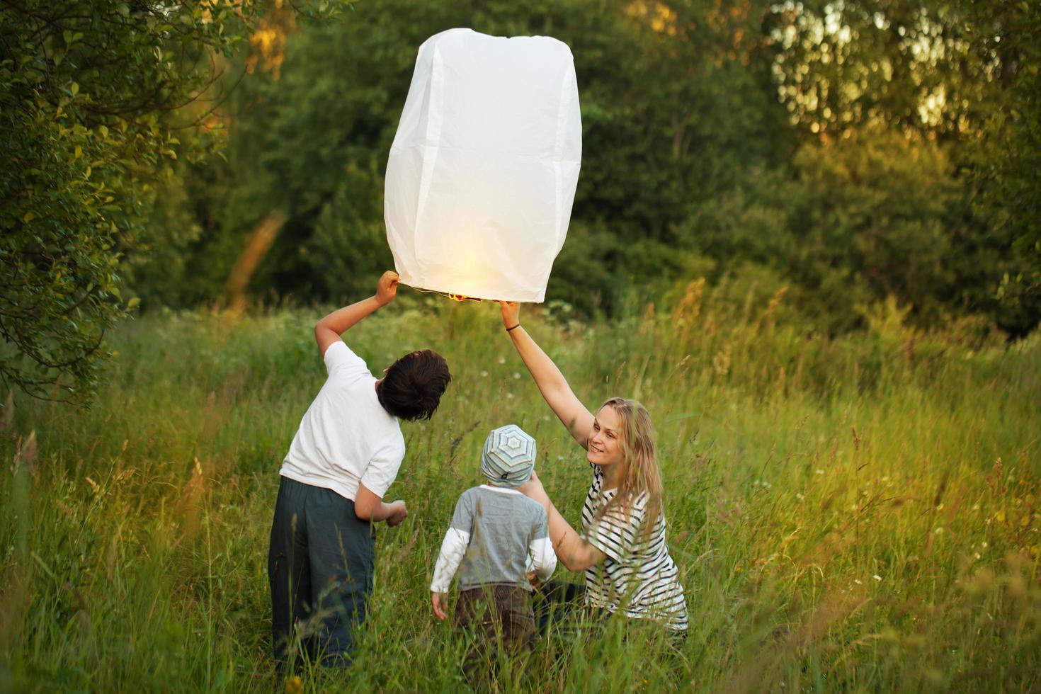 famille allumant une lanterne en papier photo