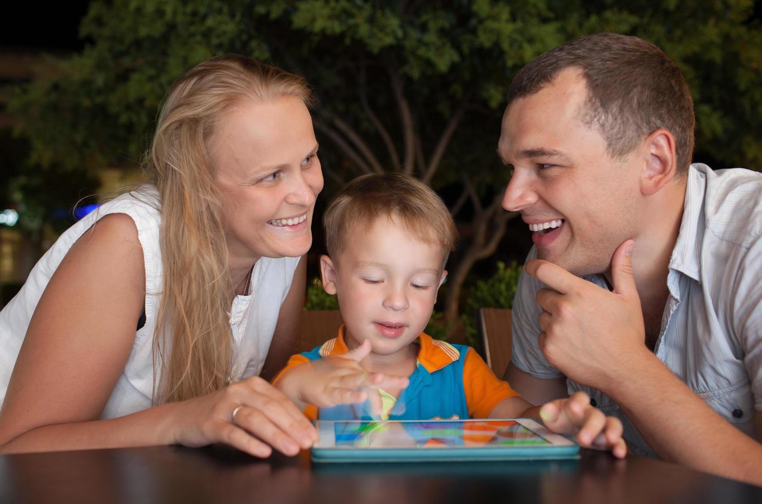 famille heureuse à l'aide d'une tablette photo