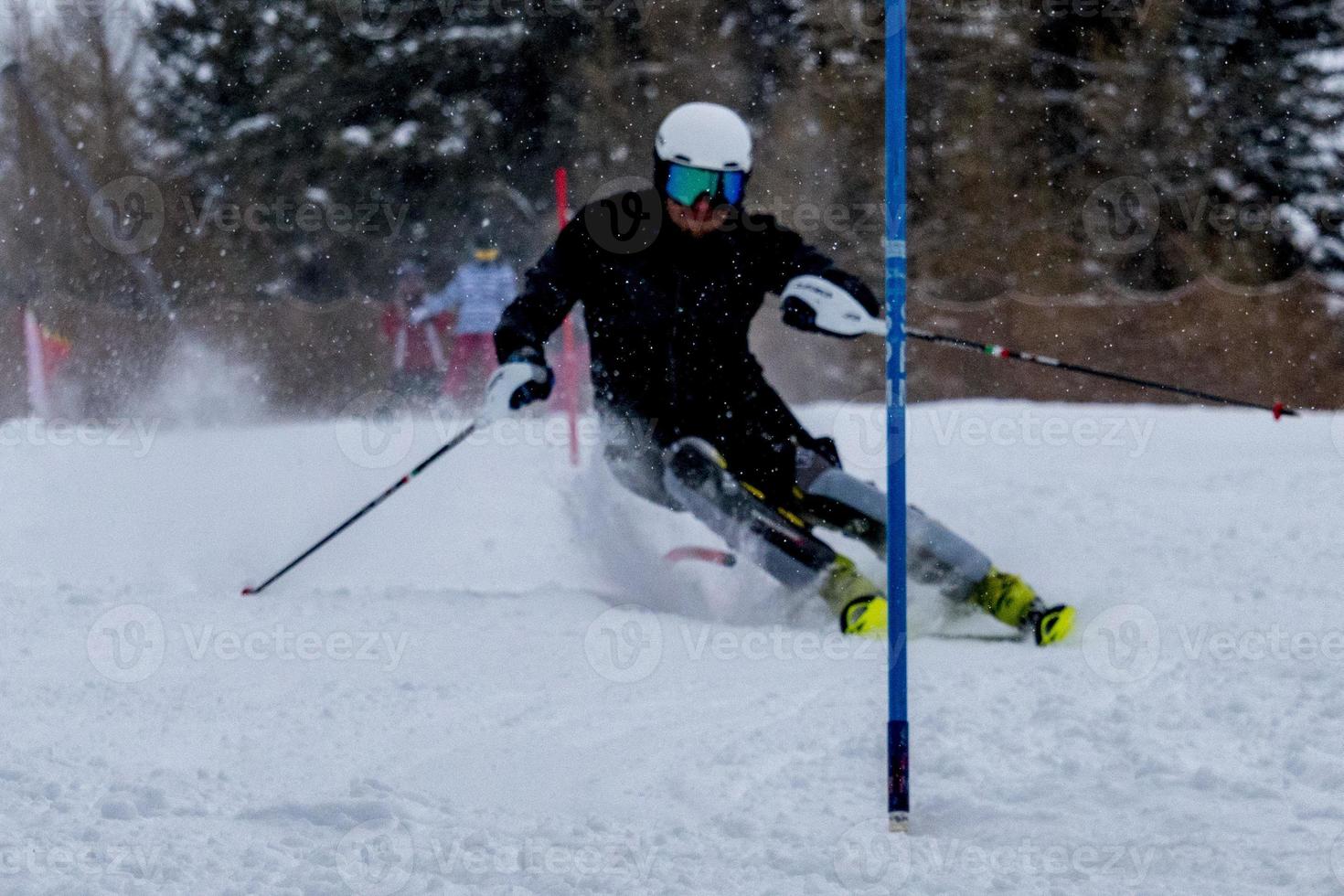 skieurs sur fond de neige des alpes photo