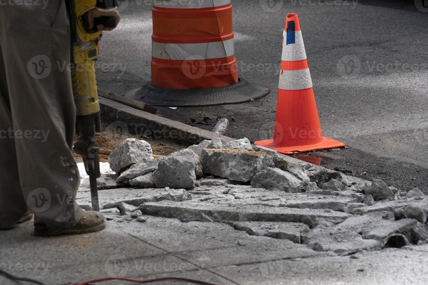 homme travaillant avec un marteau-piqueur sur la route photo