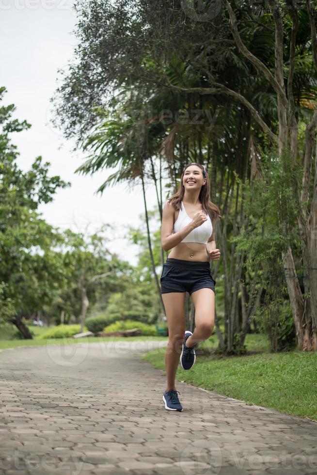 jeune femme sportive qui court dans le parc photo