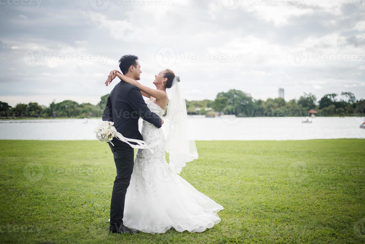 jolie mariée et beau marié magnifique affichage dans la nature photo