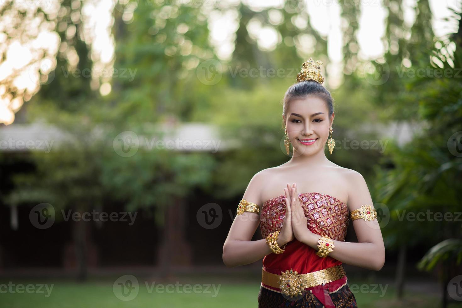 belle femme vêtue d'une robe thaïe typique photo