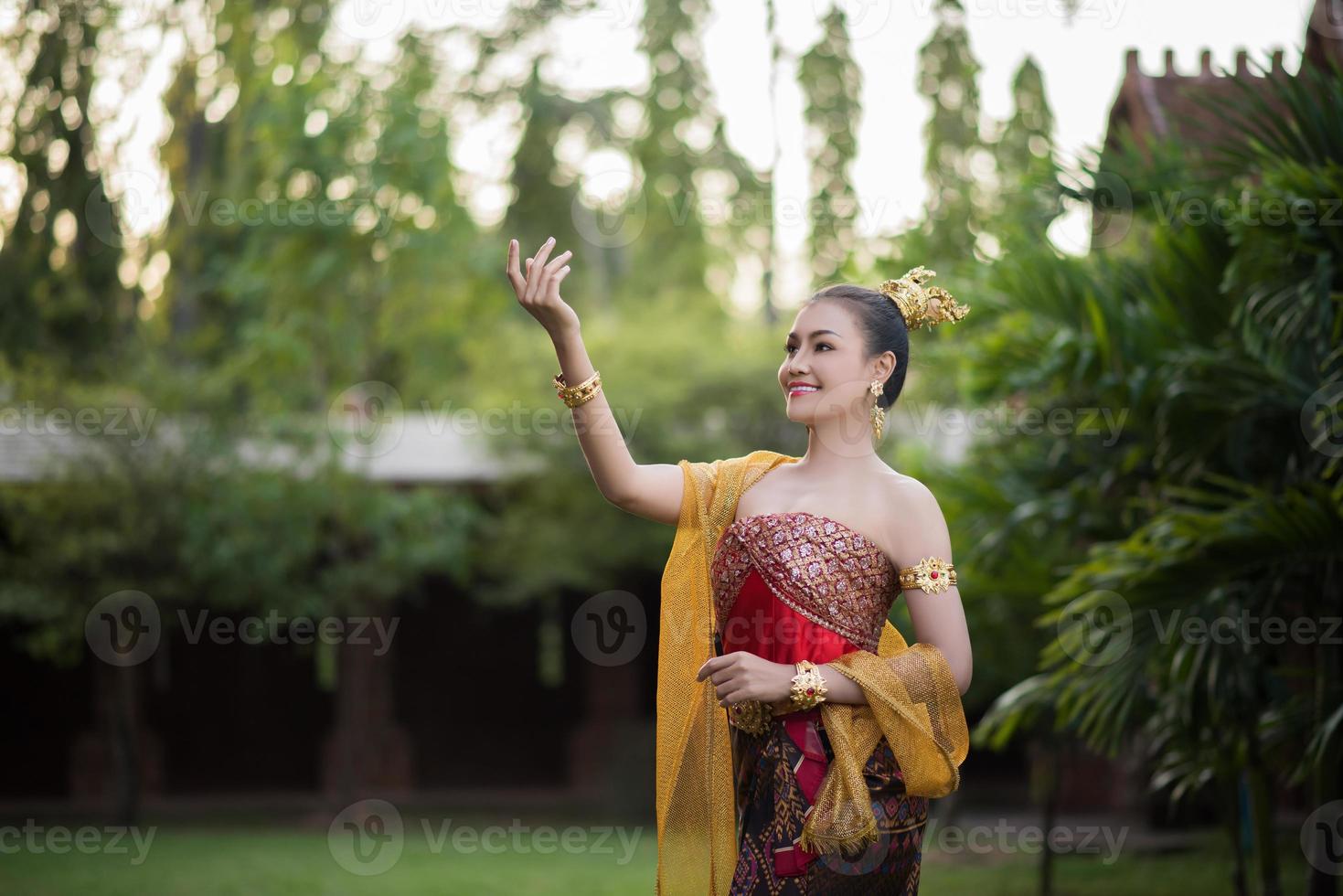 belle femme vêtue d'une robe thaïe typique photo