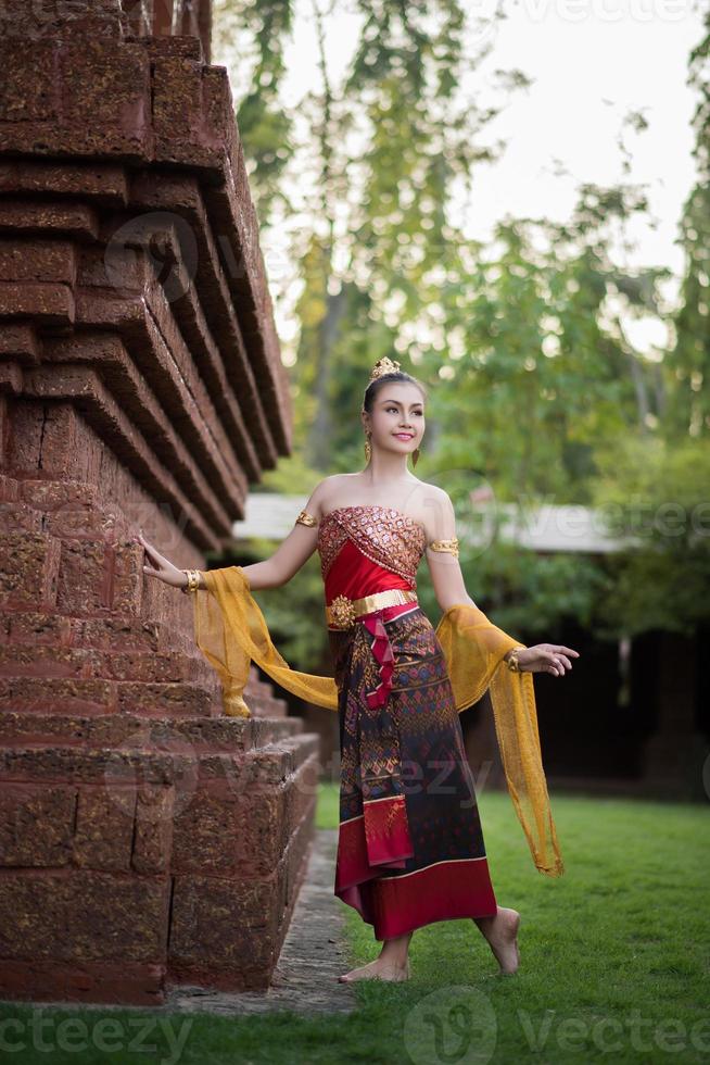 belle femme vêtue d'une robe thaïe typique photo