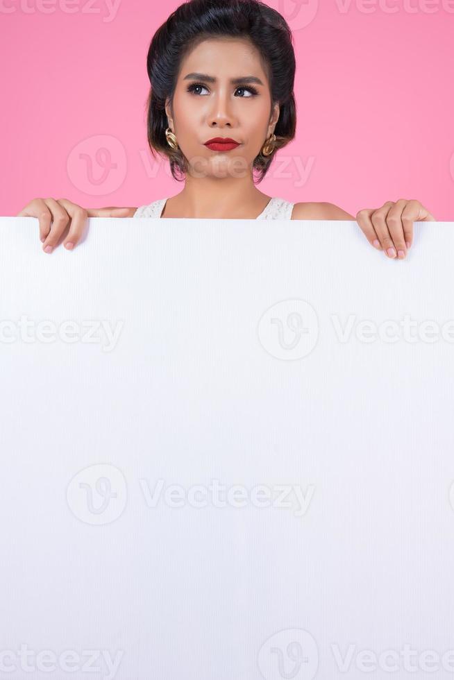 Portrait d'une femme à la mode affichant une bannière blanche photo