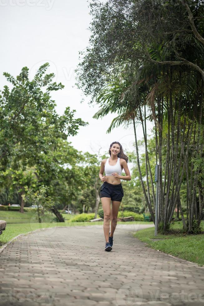 jeune femme sportive qui court dans le parc photo