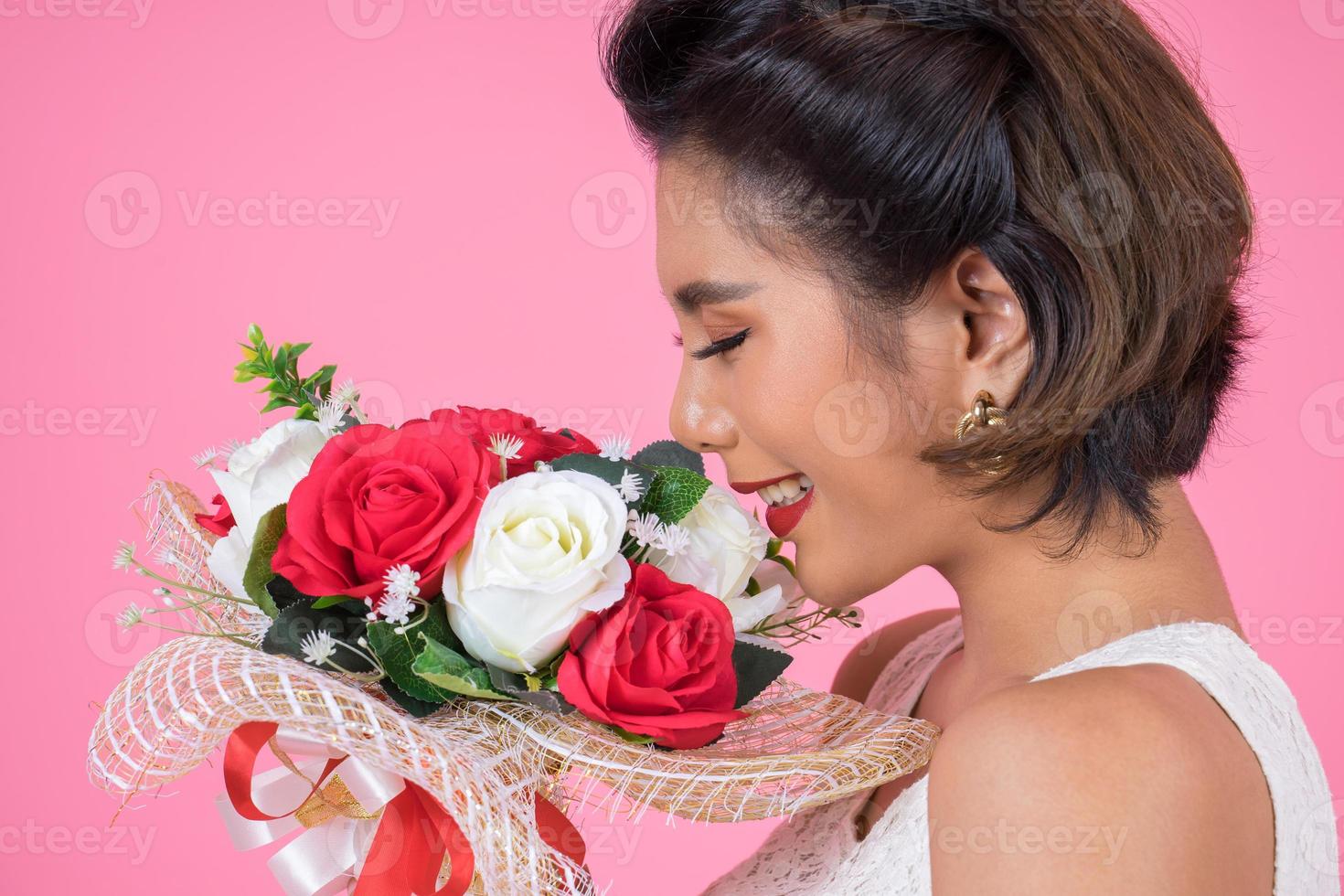 Portrait d'une belle femme avec bouquet de fleurs photo