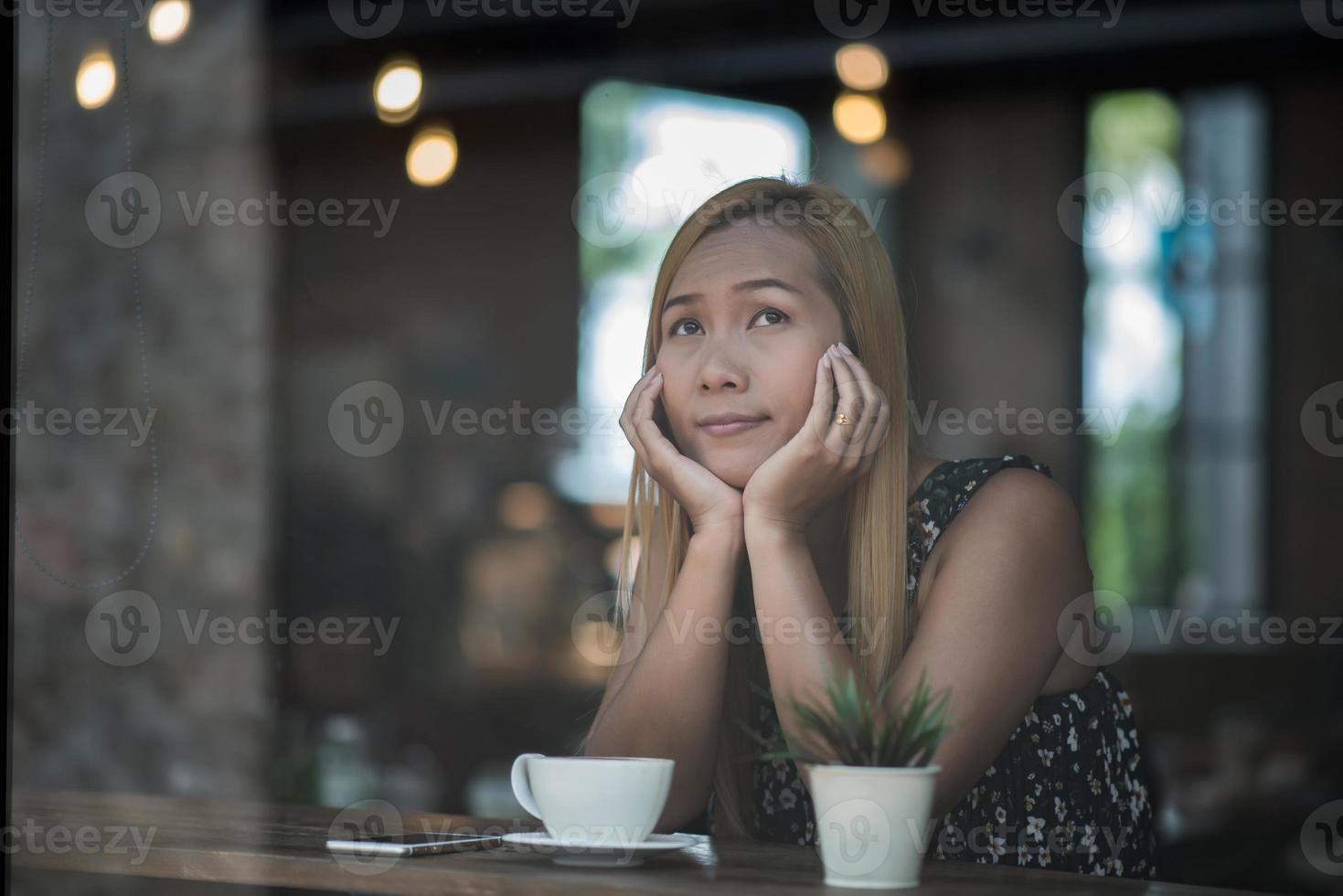 portrait, de, a, jeune femme, sourire, dans, café-restaurant, café photo