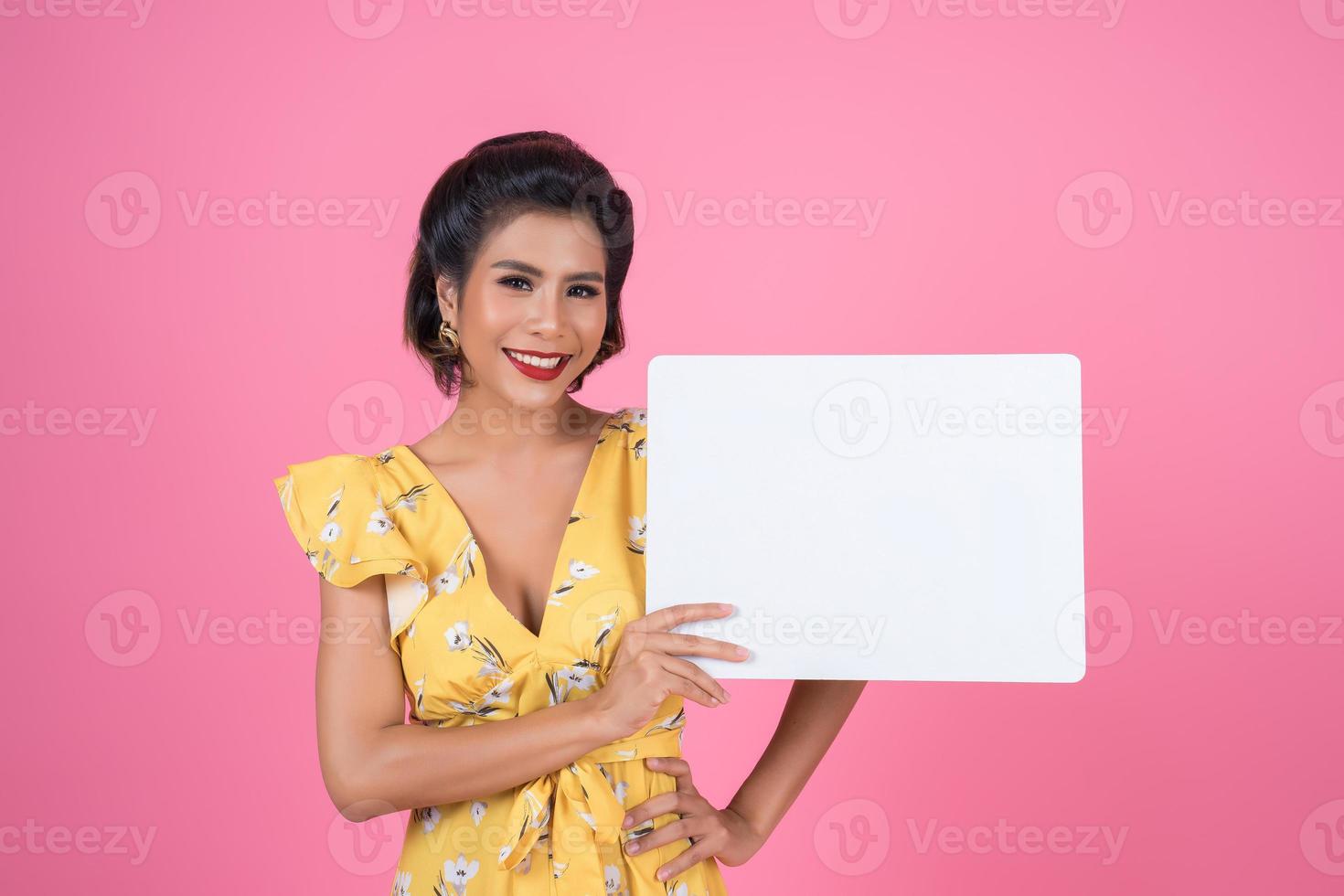 Portrait d'une femme à la mode affichant une bannière blanche photo