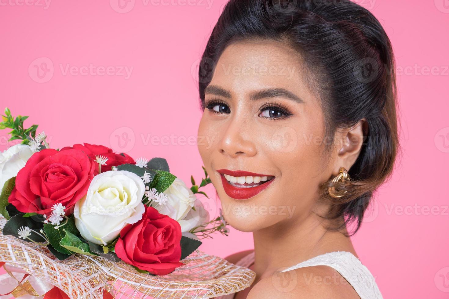 Portrait d'une belle femme avec bouquet de fleurs photo