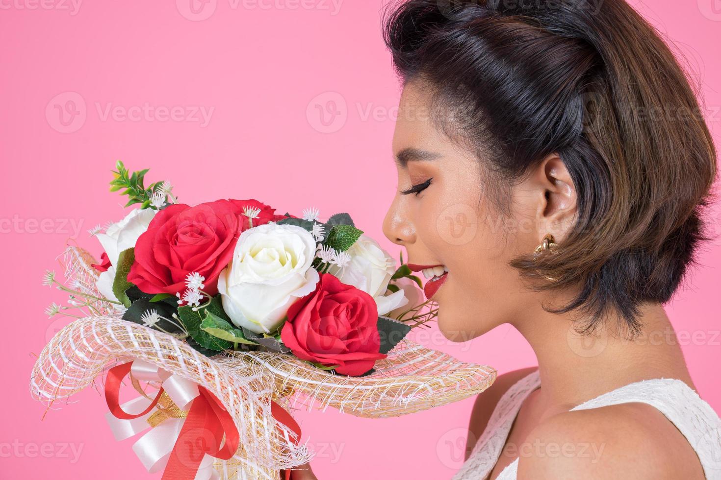 Portrait d'une belle femme avec bouquet de fleurs photo