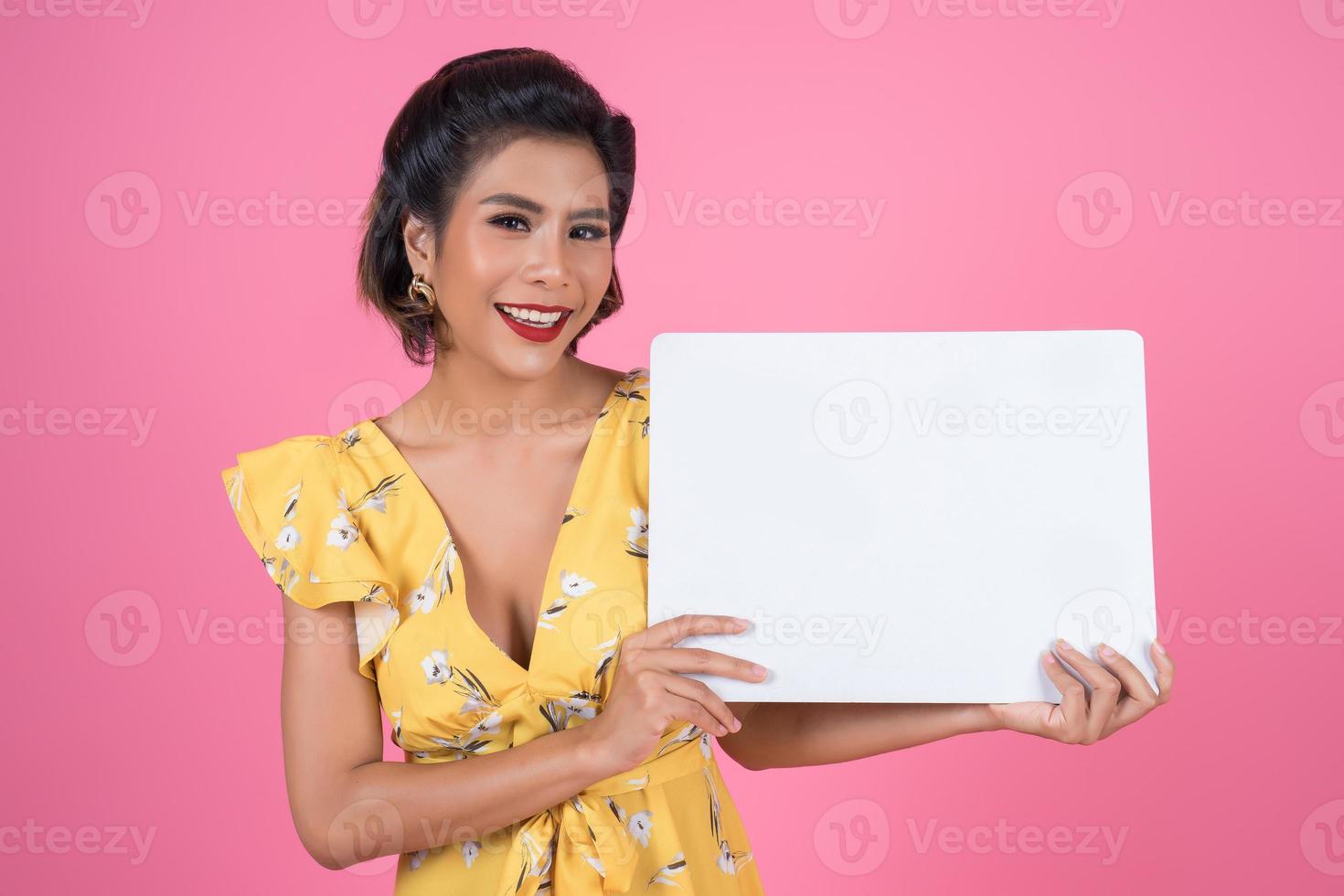 Portrait d'une femme à la mode affichant une bannière blanche photo