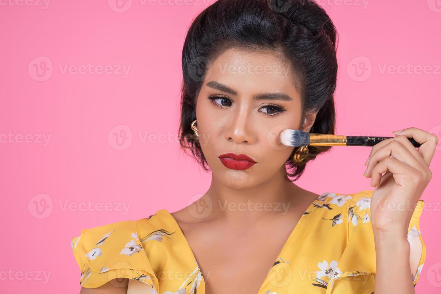 portrait d'une femme avec des pinceaux de maquillage photo