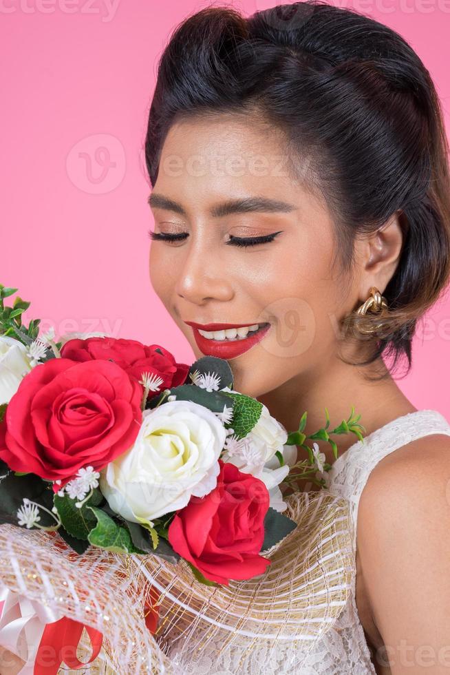 Portrait d'une belle femme avec bouquet de fleurs photo