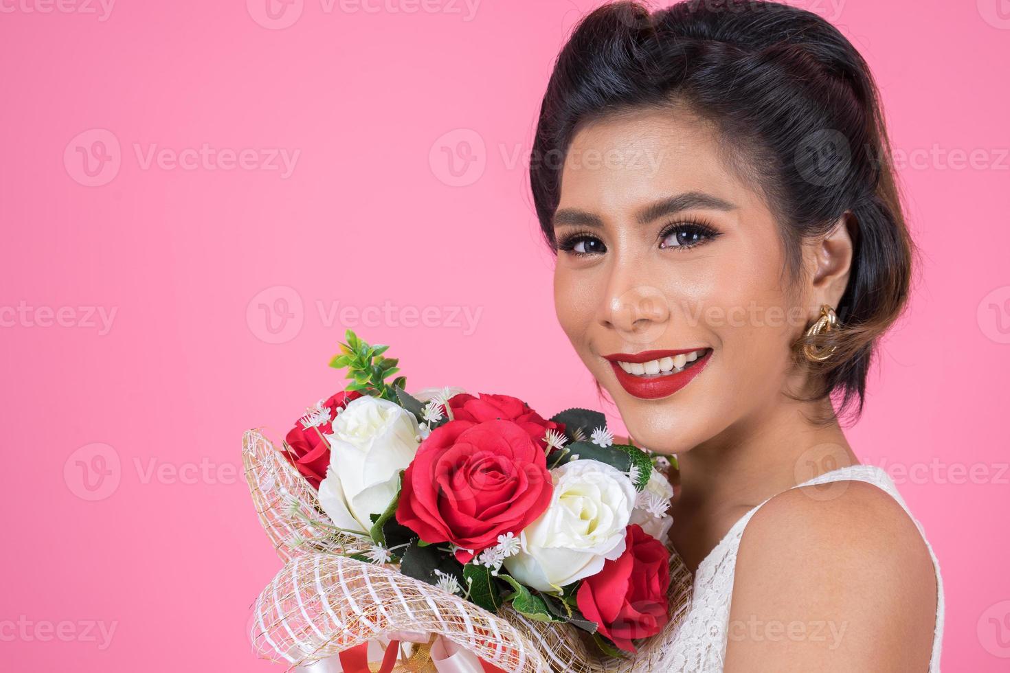 Portrait d'une belle femme avec bouquet de fleurs photo