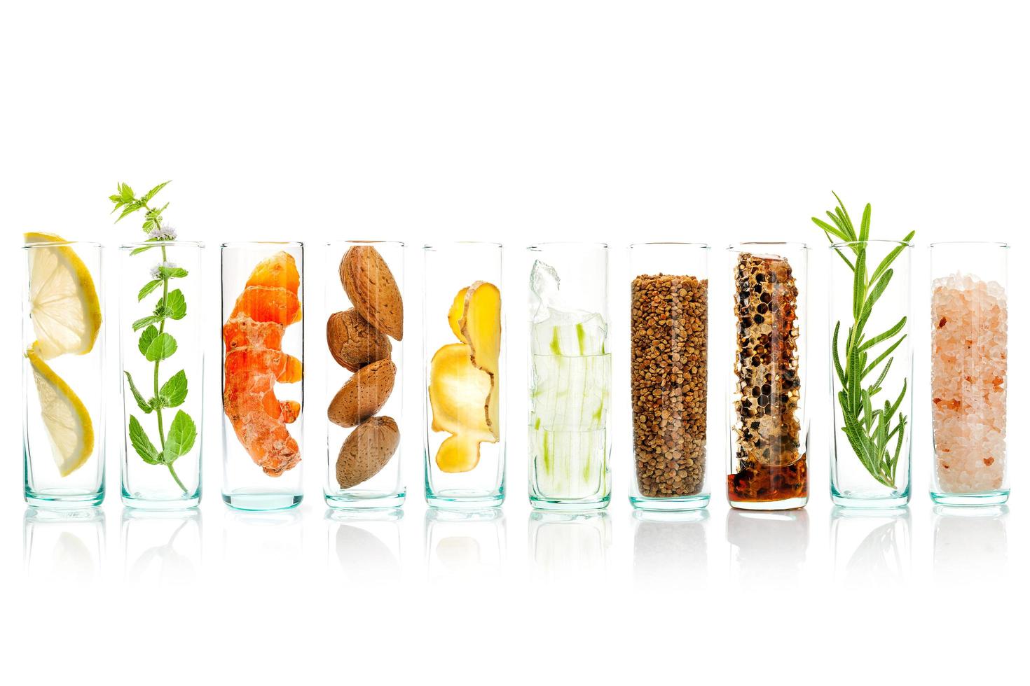 ingrédients naturels dans des bocaux en verre photo