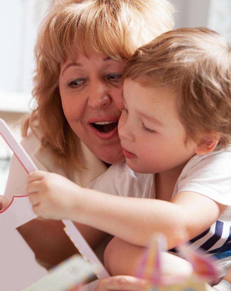 grand-mère et petit-enfant photo