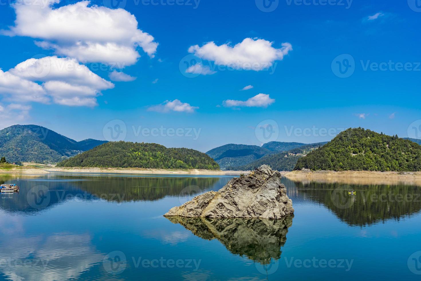 Lac Zaovine en Serbie photo