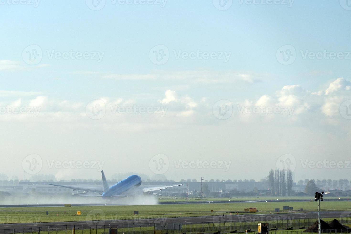 jet d'avion au décollage photo