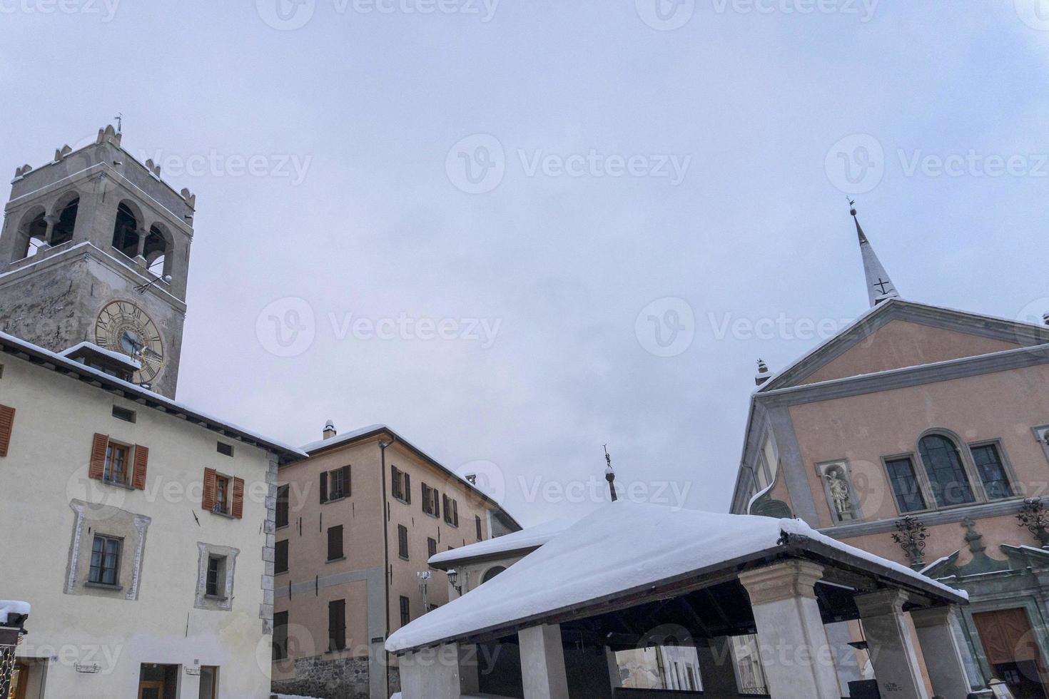 village médiéval de bormio valteline italie sous la neige en hiver photo