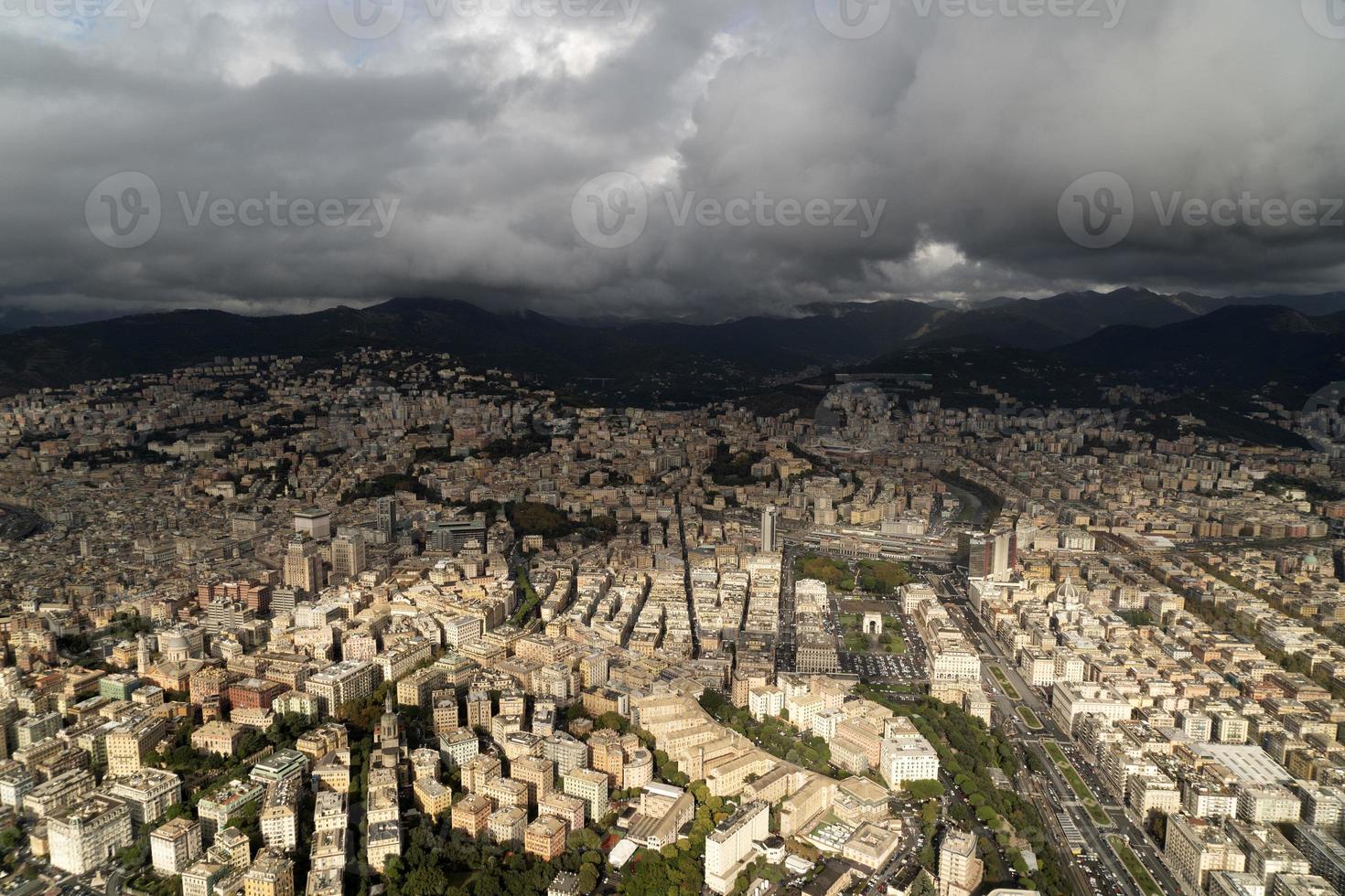 Vue aérienne de Gênes avant d'atterrir par temps nuageux photo