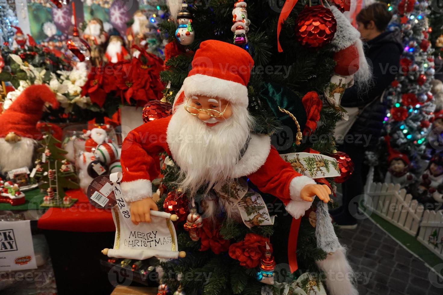 décorations d'arbre de noël au marché de rue photo