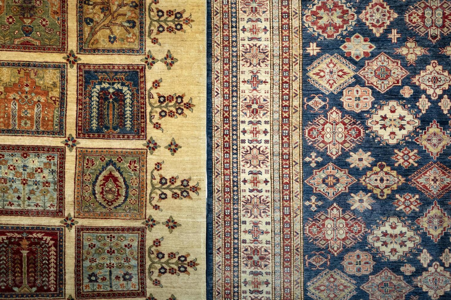 Tapis persan vieux antique vintage dans le marché de la boutique de bazar photo