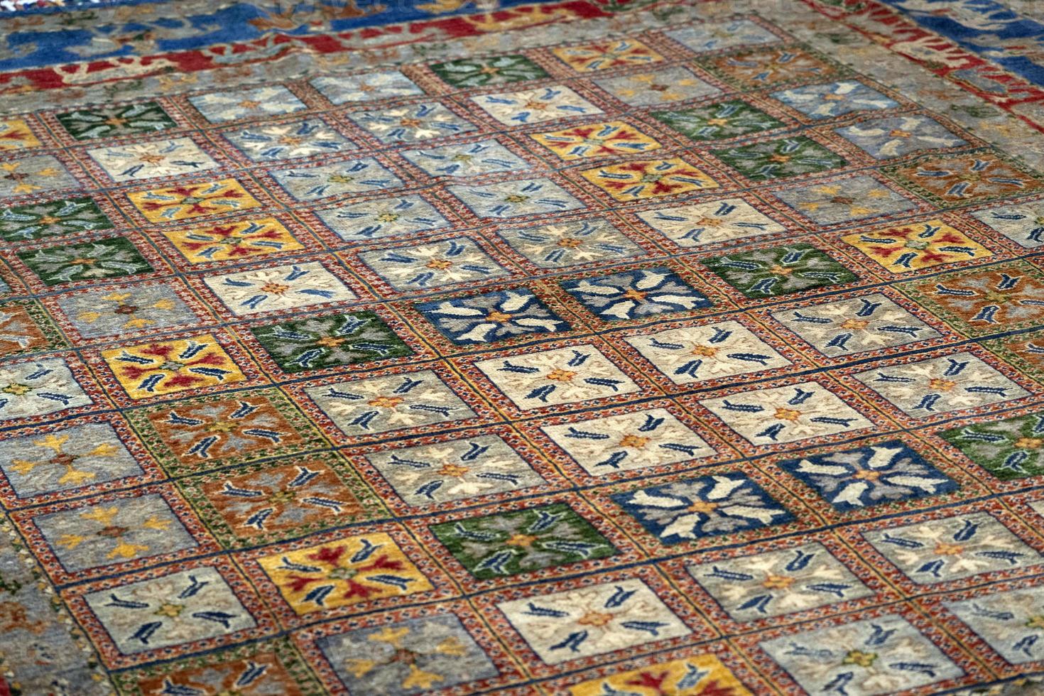 Tapis persan vieux antique vintage dans le marché de la boutique de bazar photo