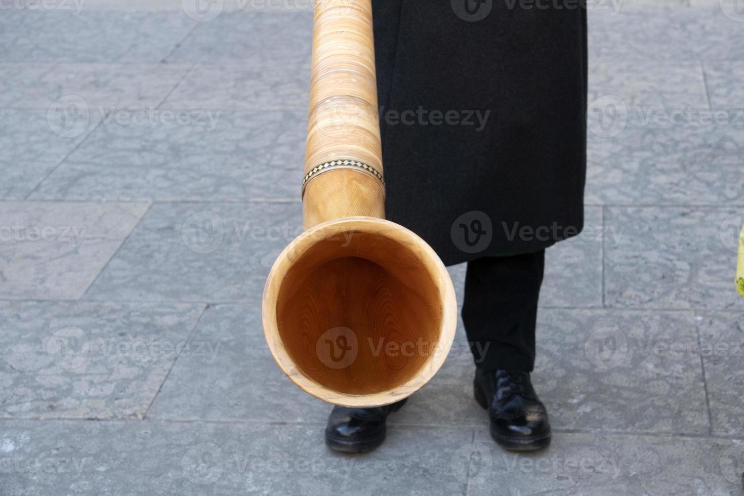 Détail de l'instrument de musique cor traditionnel de montagne en bois photo