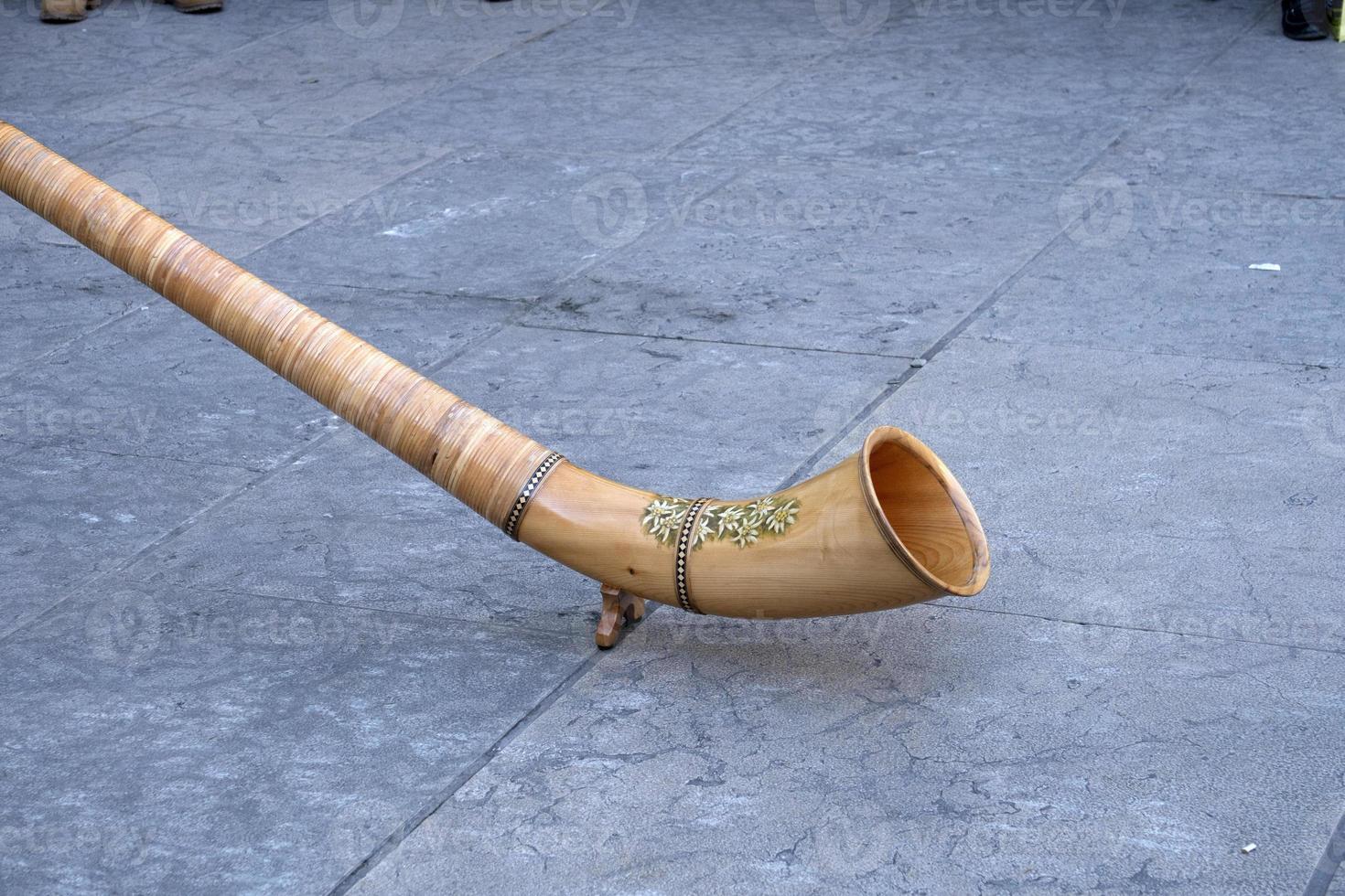 Détail de l'instrument de musique cor traditionnel de montagne en bois photo