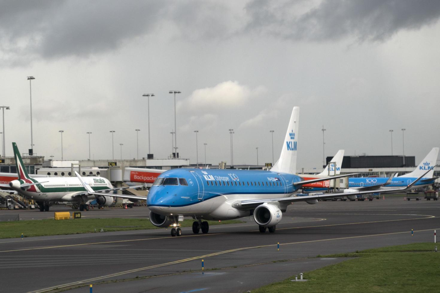 amsterdam, pays-bas - 26 février 2020 - panorama de la vue aérienne de l'aéroport de schipol photo