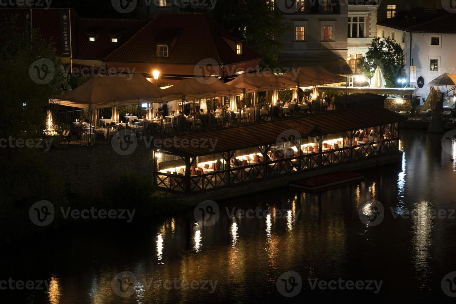 restaurant sur rivière Prague vue paysage urbain de rivière à nuit photo