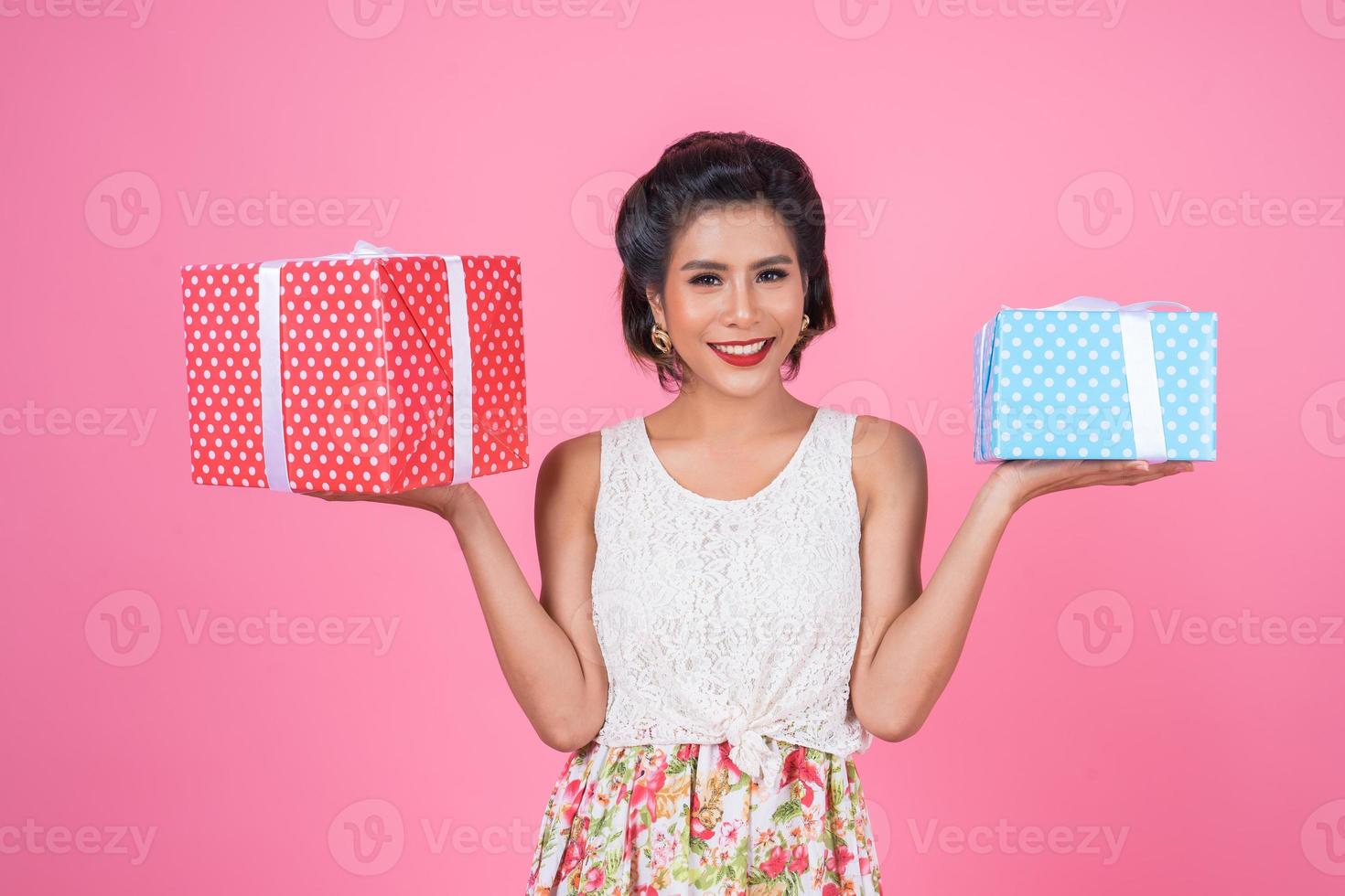 belle femme heureuse avec une boîte cadeau surprise photo