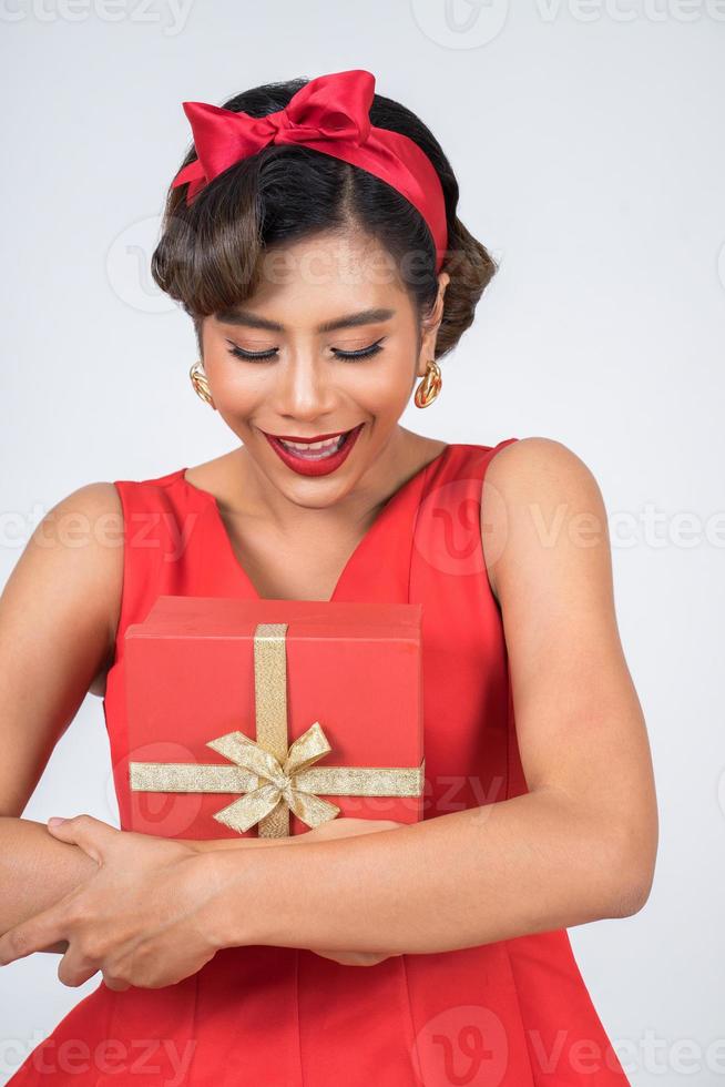 belle femme heureuse avec une boîte cadeau surprise photo