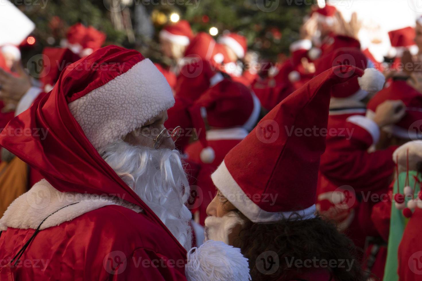 Gênes, Italie - 22 décembre 2019 - promenade traditionnelle du père noël photo