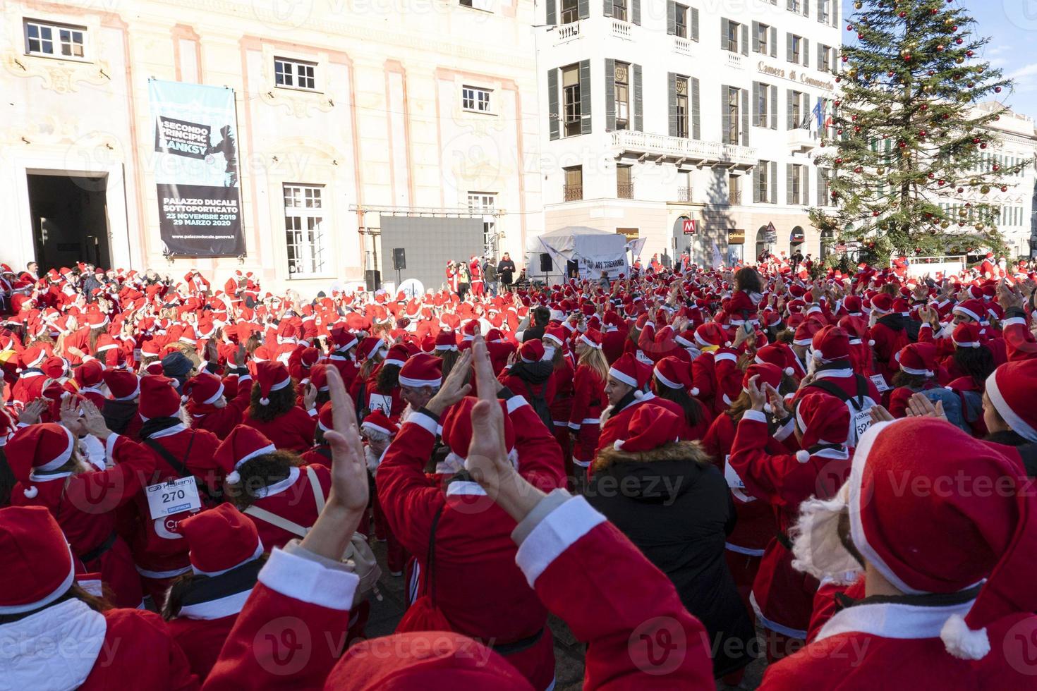 Gênes, Italie - 22 décembre 2019 - promenade traditionnelle du père noël photo