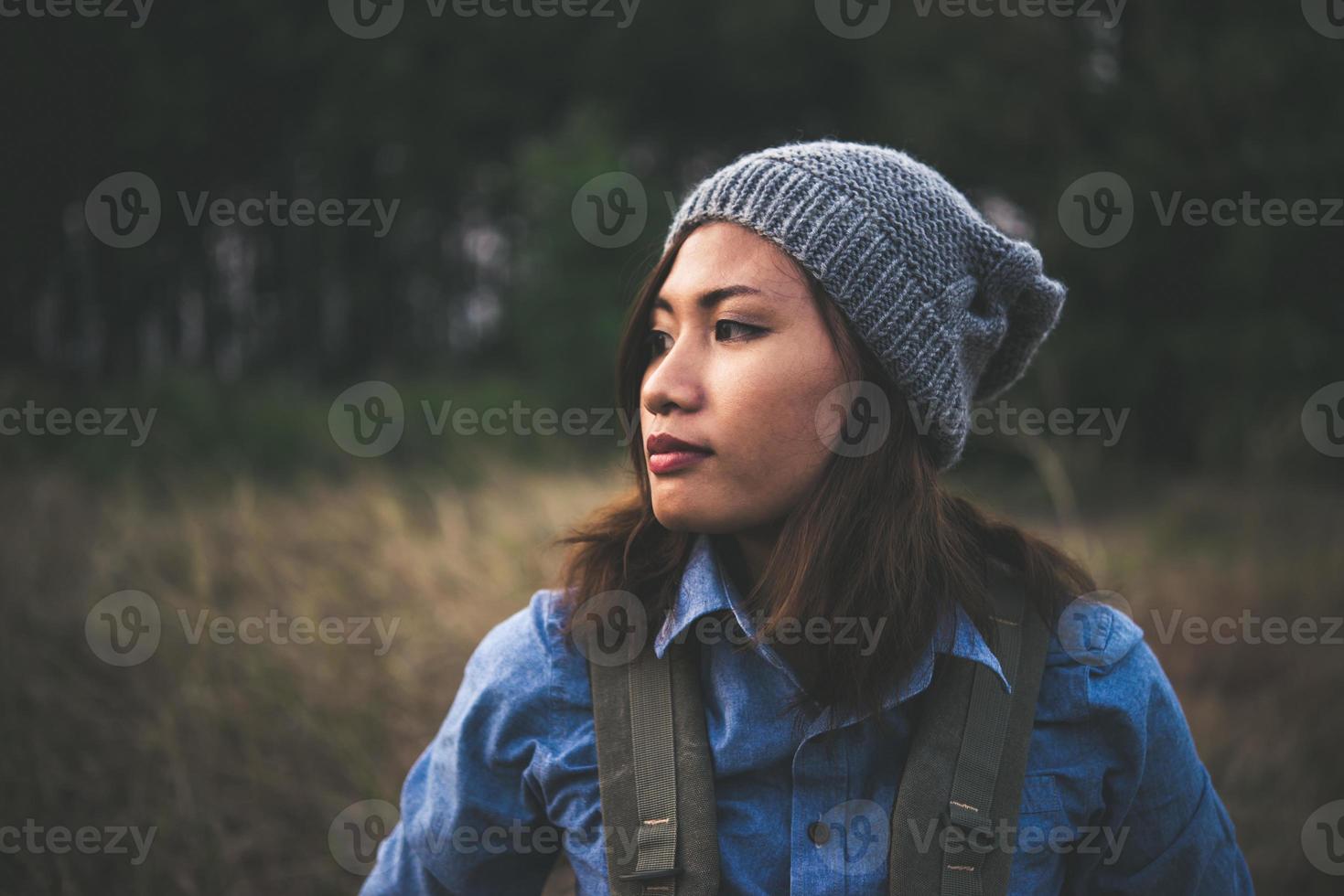 mode de vie d'été vintage portrait de femme jeune hipster photo