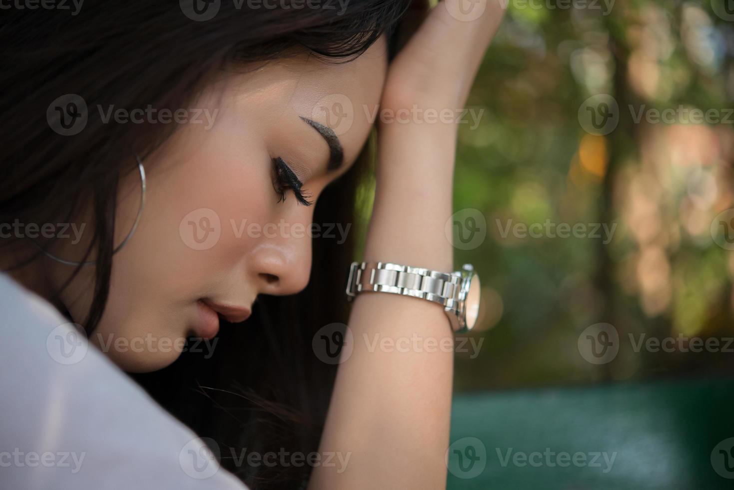 gros plan, visage, de, triste, solitaire, femme, séance, sur, a, banc, seul, dans parc photo