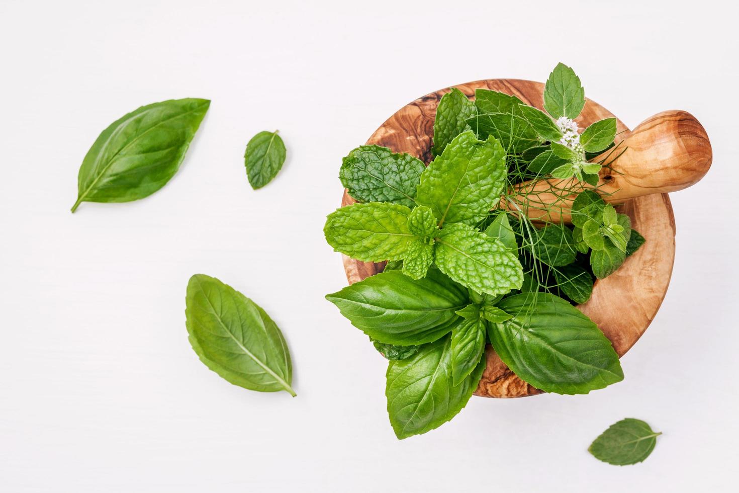 herbes dans un mortier en bois photo