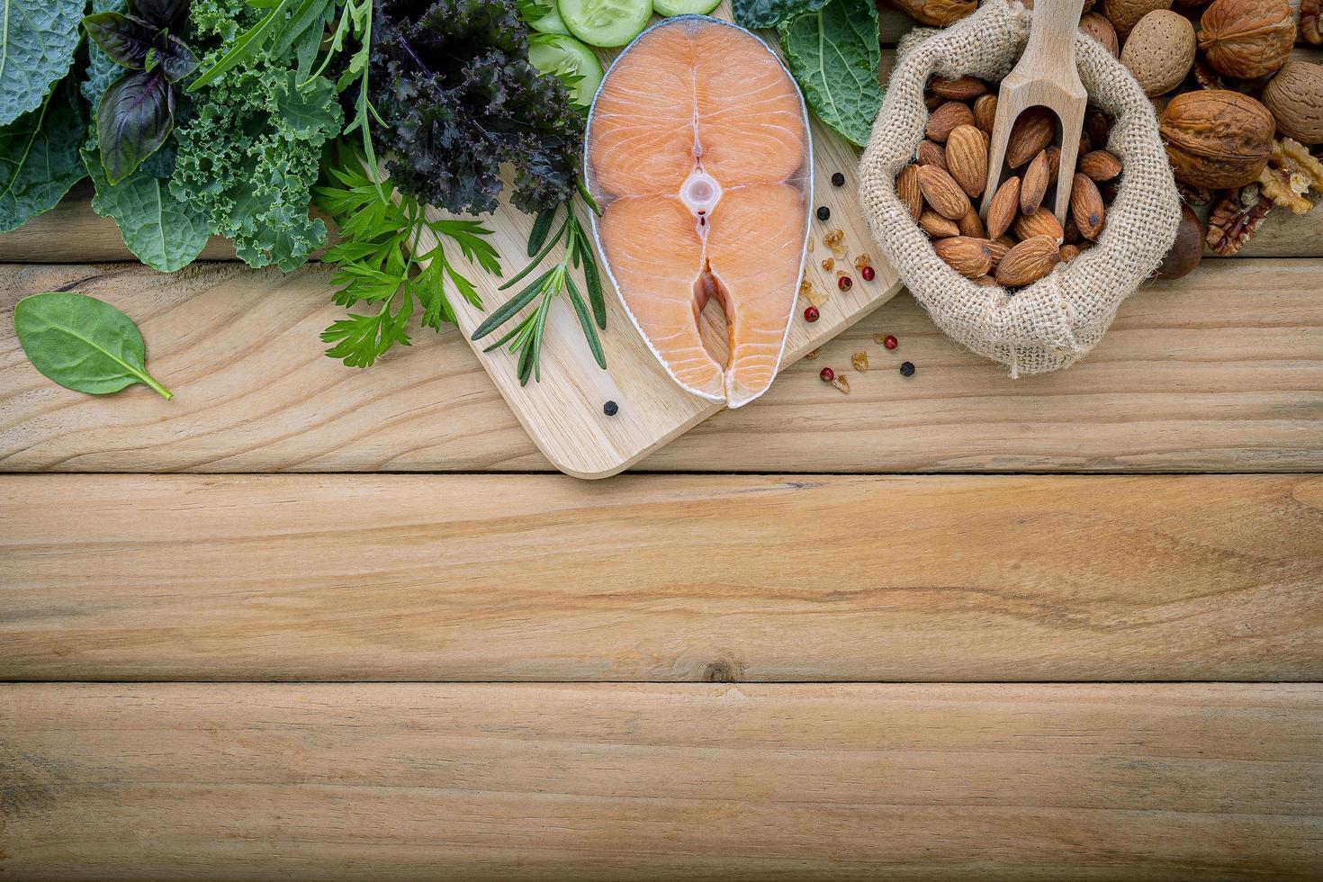 saumon et autres ingrédients sur bois photo