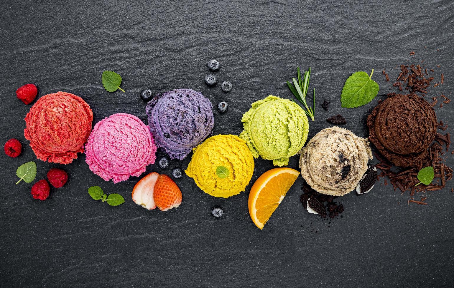 glace et fruits sur ardoise photo