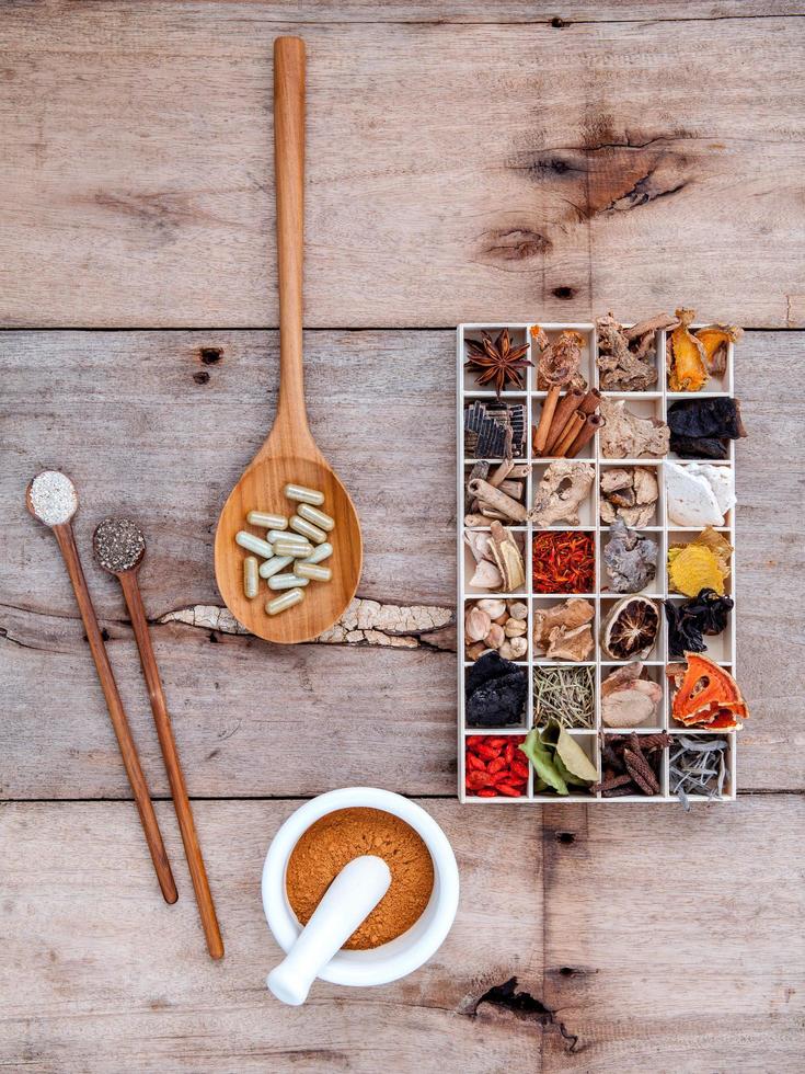 Herbes de soins de santé alternatifs dans une boîte en bois photo