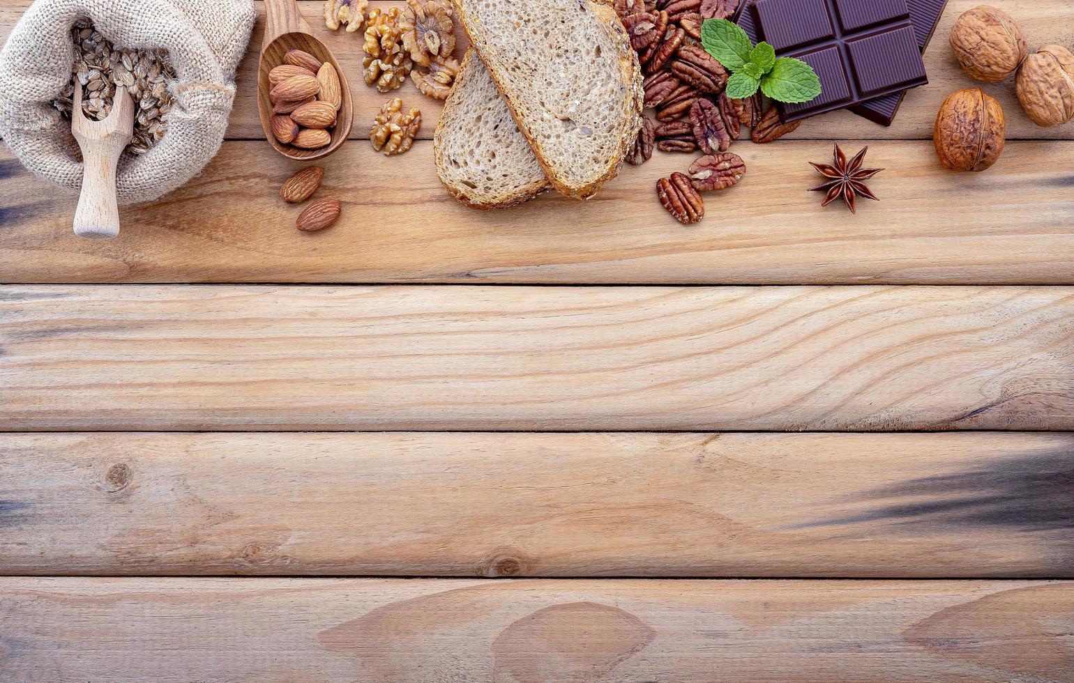 bordure d'ingrédients de cuisine sur bois photo