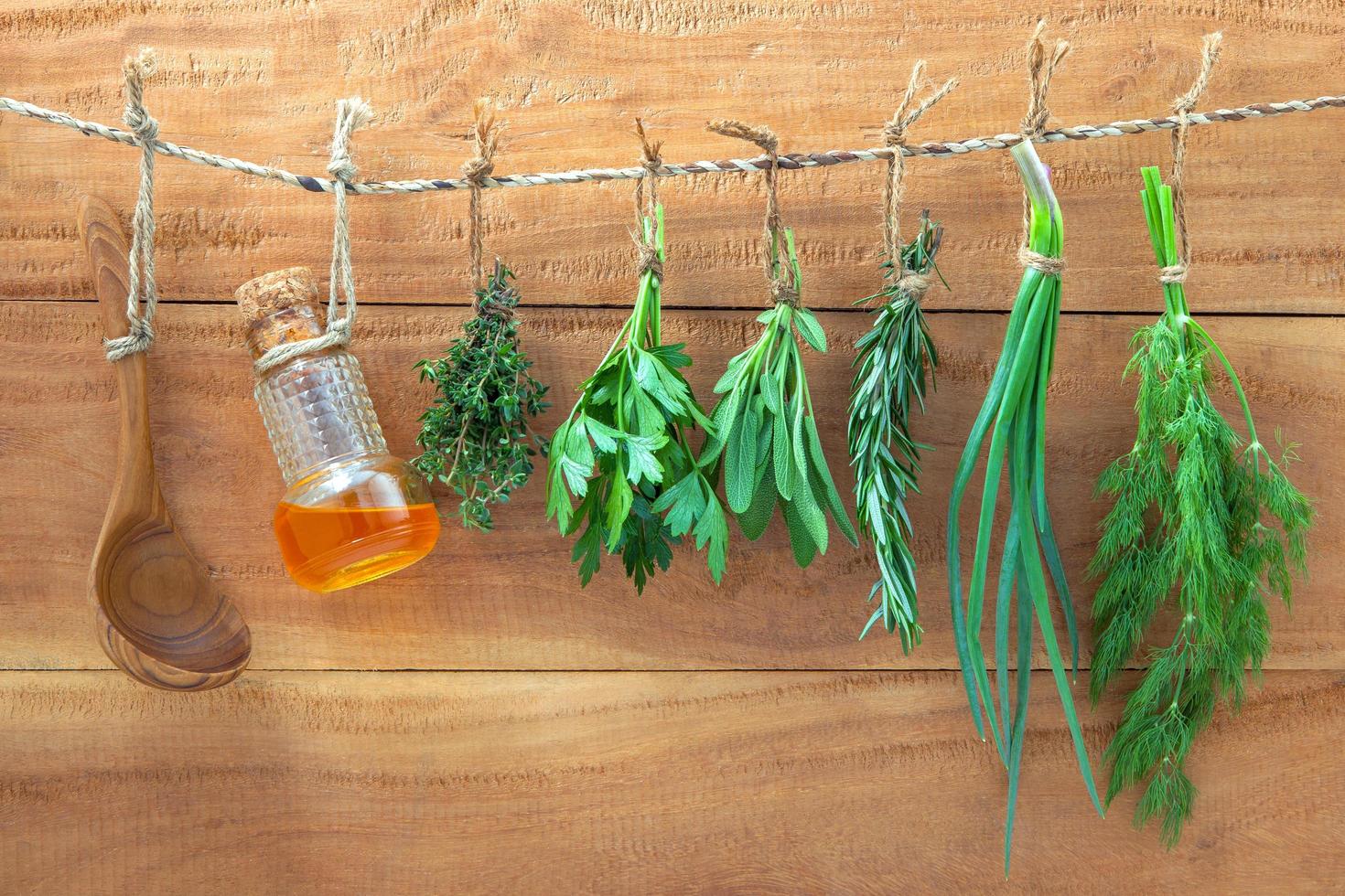 herbes suspendues sur fond de bois photo