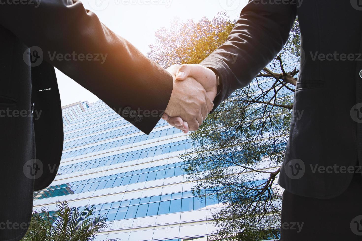 hommes d'affaires se serrant la main photo